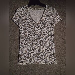 LIKE NEW GAP CHEETAH PRINT V NECK TSHIRT